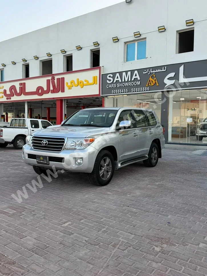 Toyota  Land Cruiser  GXR  2015  Automatic  300,000 Km  8 Cylinder  Four Wheel Drive (4WD)  SUV  Silver