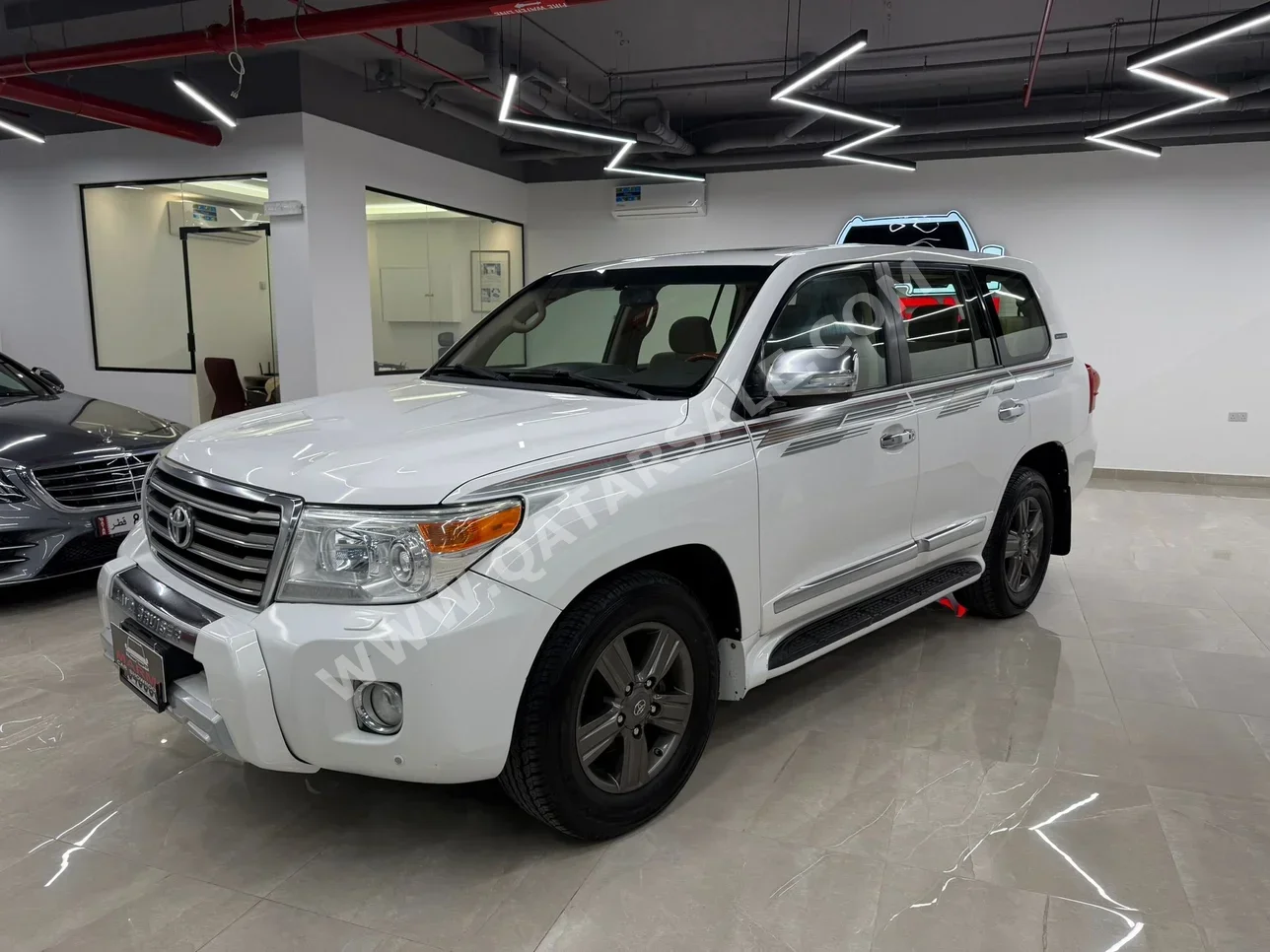 Toyota Land Cruiser GXR 2015 Automatic 378,000 Km 8 Cylinder Four Wheel Drive (4WD) SUV White