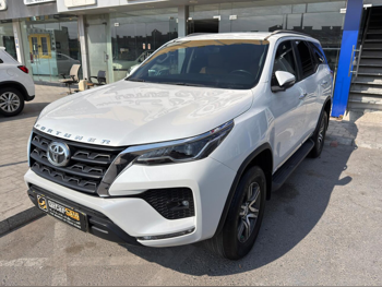 Toyota  Fortuner  SR5  2023  Automatic  130,000 Km  6 Cylinder  Four Wheel Drive (4WD)  SUV  White  With Warranty