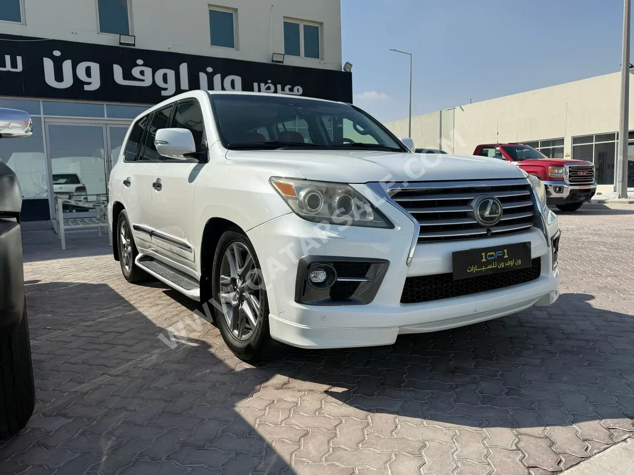 Lexus  LX  570 S  2013  Automatic  266,000 Km  8 Cylinder  Four Wheel Drive (4WD)  SUV  White