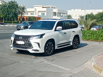 Lexus  LX  570  2017  Automatic  295,000 Km  8 Cylinder  Four Wheel Drive (4WD)  SUV  White