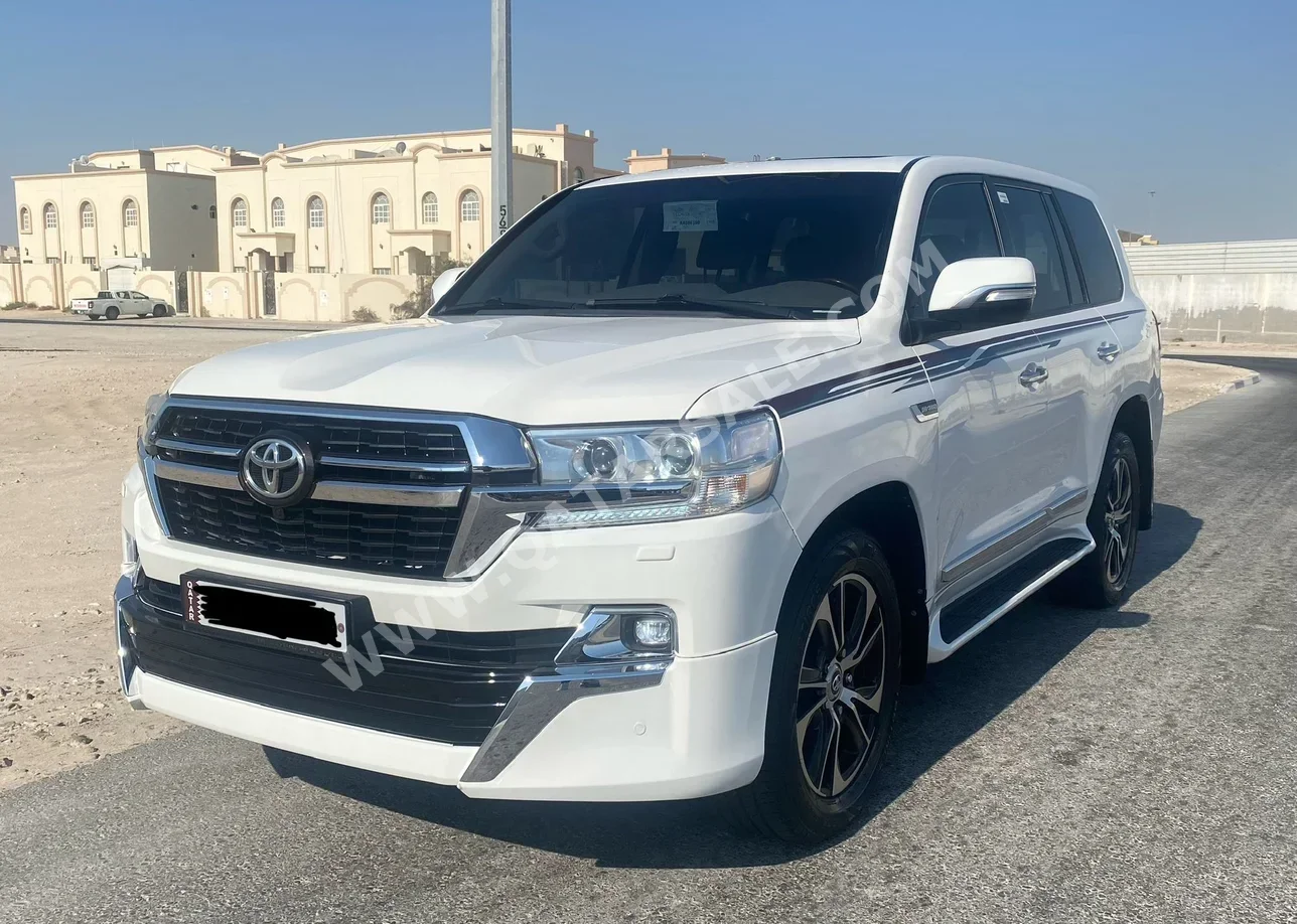 Toyota  Land Cruiser  GXR  2017  Automatic  260,000 Km  6 Cylinder  Four Wheel Drive (4WD)  SUV  White