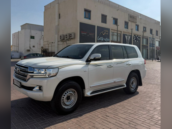 Toyota Land Cruiser VXR 2016 Automatic 275,000 Km 8 Cylinder Four Wheel Drive (4WD) SUV White