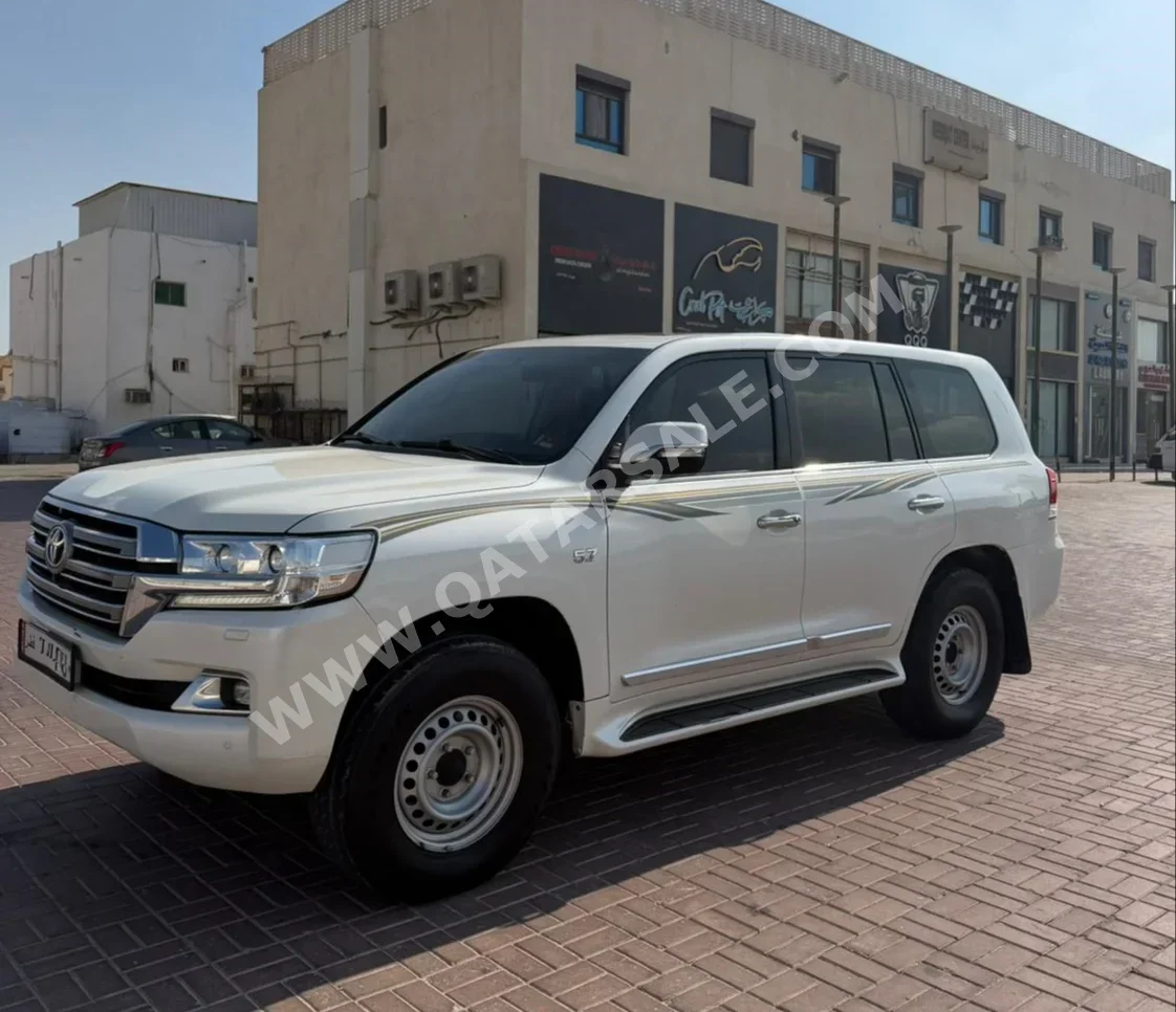 Toyota Land Cruiser VXR 2016 Automatic 275,000 Km 8 Cylinder Four Wheel Drive (4WD) SUV White