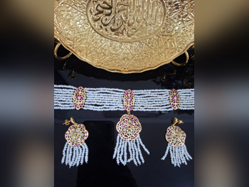 الذهب نصف طقم  البحرين  نسائي  حسب القطعة ( ديزاينرز)  21.3 غرام  طبيعة  ذهب أصفر  عيار 21