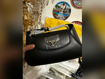 شنطة يد  - برادا  - أسود  - جلد صناعي  - نسائي