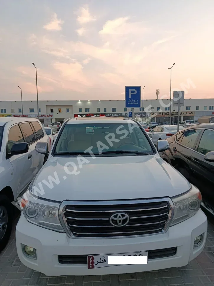 Toyota  Land Cruiser  GXR  2015  Automatic  200,000 Km  8 Cylinder  Four Wheel Drive (4WD)  SUV  White