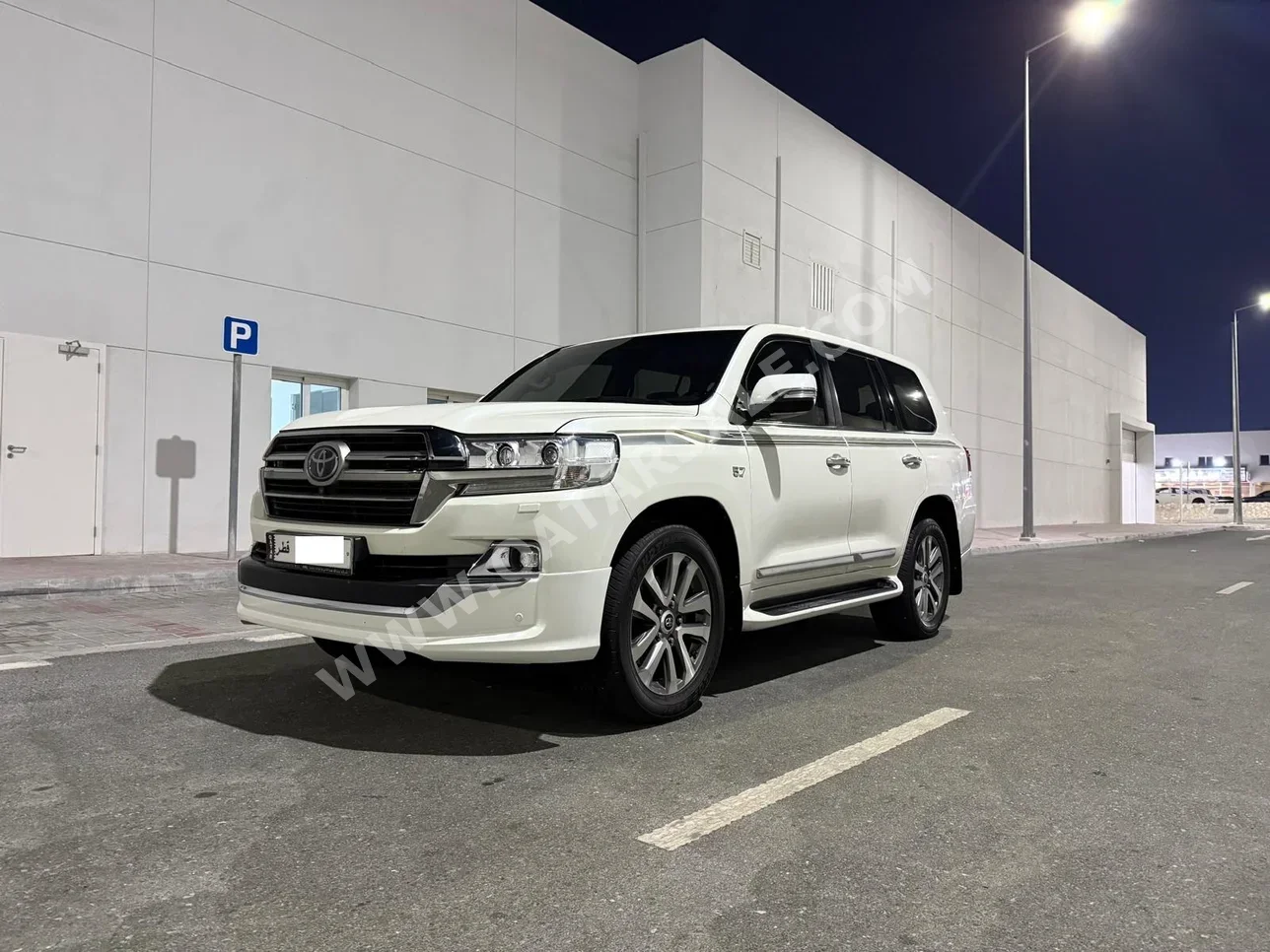 Toyota Land Cruiser VXR 2019 Automatic 123,000 Km 8 Cylinder Four Wheel Drive (4WD) SUV White