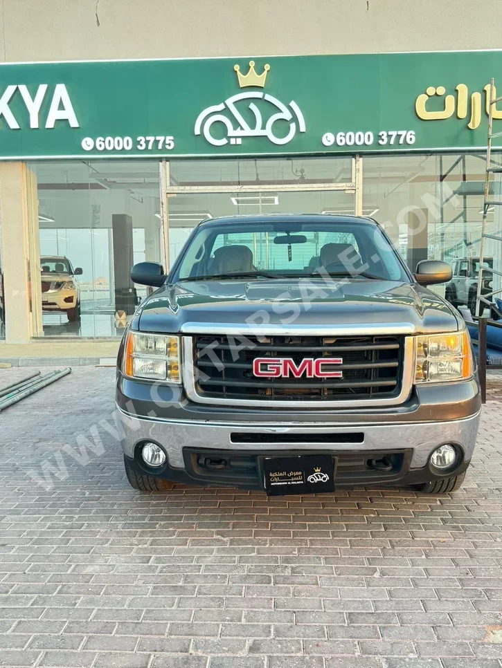 GMC  Sierra  SLE  2010  Automatic  262,000 Km  8 Cylinder  Four Wheel Drive (4WD)  Pick Up  Gold