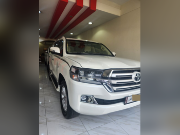 تويوتا  لاند كروزر  في اكس ار  2017  اوتوماتيك  227,000 كم  8 سلندر  دفع رباعي  اس يو في  أبيض