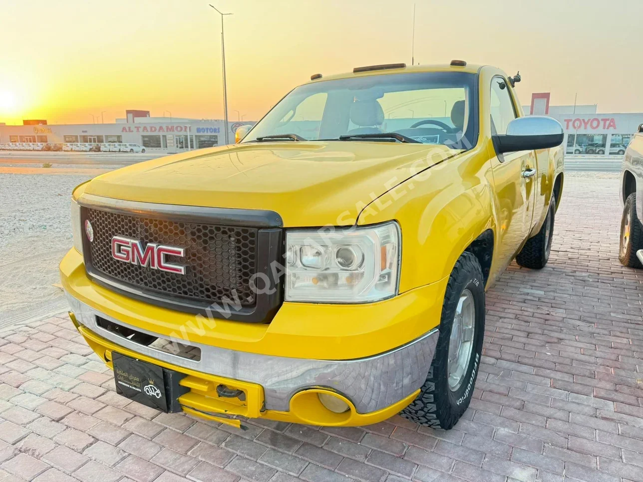 GMC Sierra SLE 2007 Automatic 435,000 Km 8 Cylinder Four Wheel Drive (4WD) Pick Up Yellow