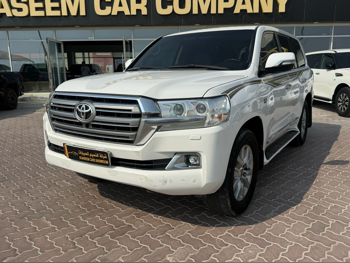 Toyota  Land Cruiser  VXR  2017  Automatic  558,000 Km  8 Cylinder  Four Wheel Drive (4WD)  SUV  White