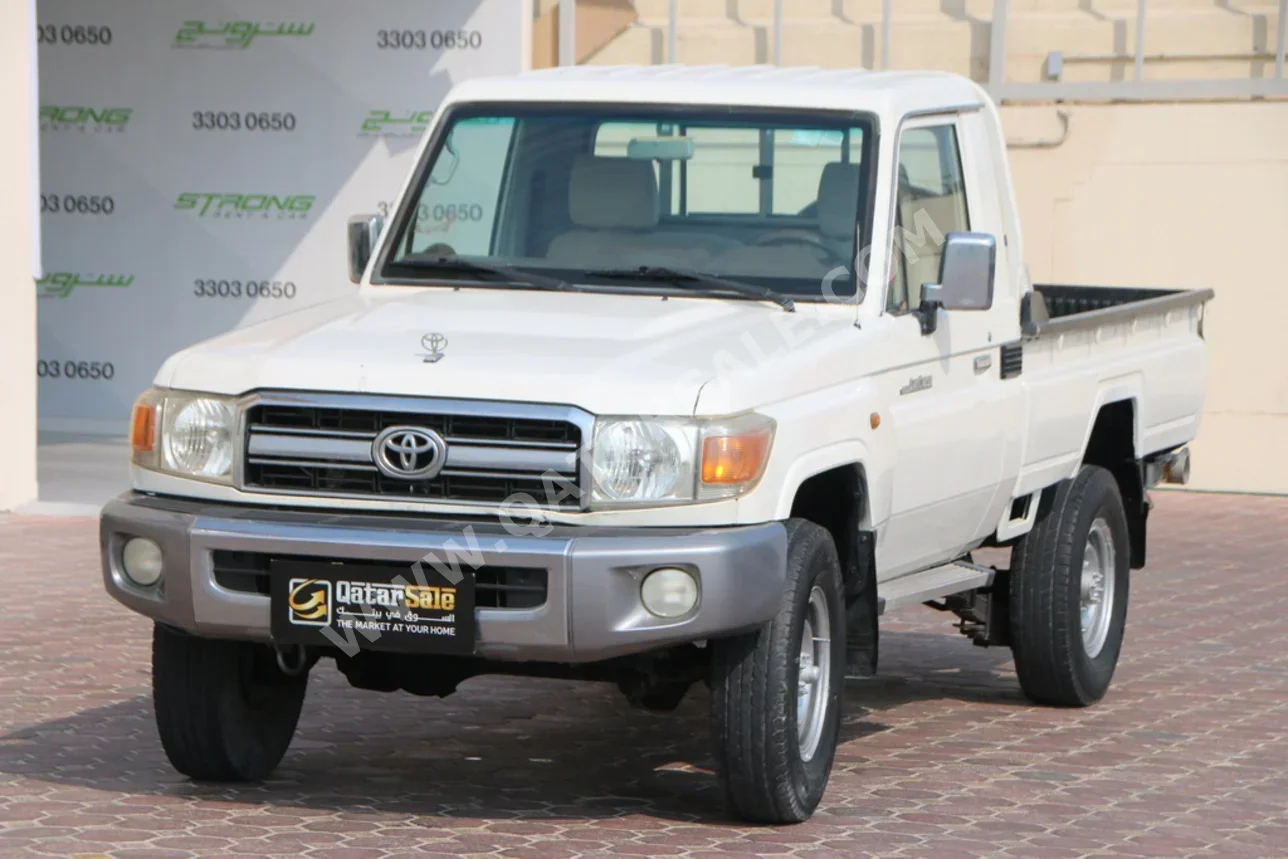 Toyota Land Cruiser LX 2015 Manual 233,000 Km 6 Cylinder Four Wheel Drive (4WD) Pick Up White
