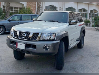 نيسان باترول سوبر سفاري 2022 عادي 37,000 كم 6 سلندر دفع رباعي اس يو في أبيض وفضي تحت الضمان