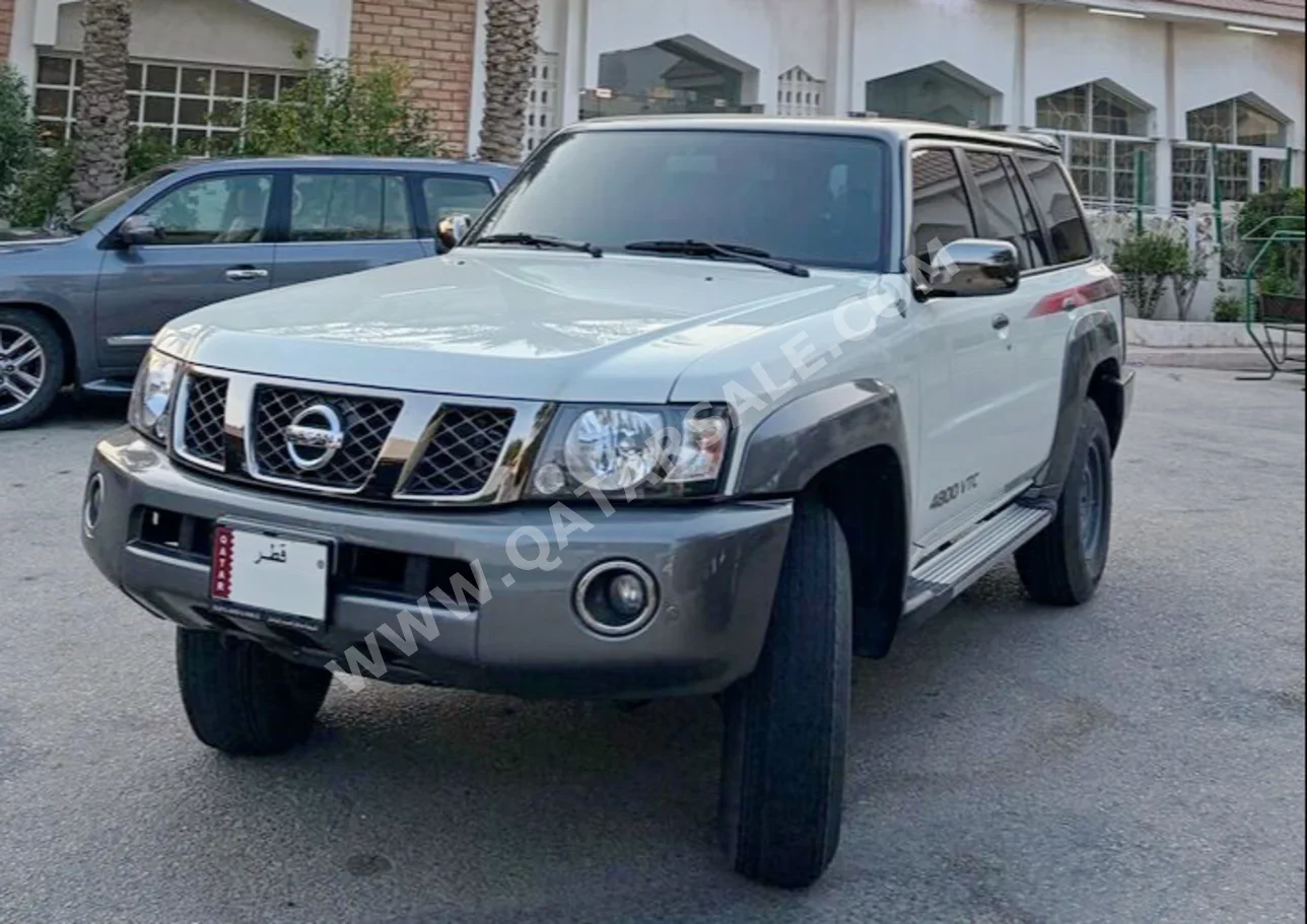 نيسان باترول سوبر سفاري 2022 عادي 37,000 كم 6 سلندر دفع رباعي اس يو في أبيض وفضي تحت الضمان
