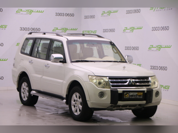 ميتسوبيشي باجيرو 2010 اوتوماتيك 244,000 كم 6 سلندر دفع رباعي اس يو في أبيض لؤلؤي