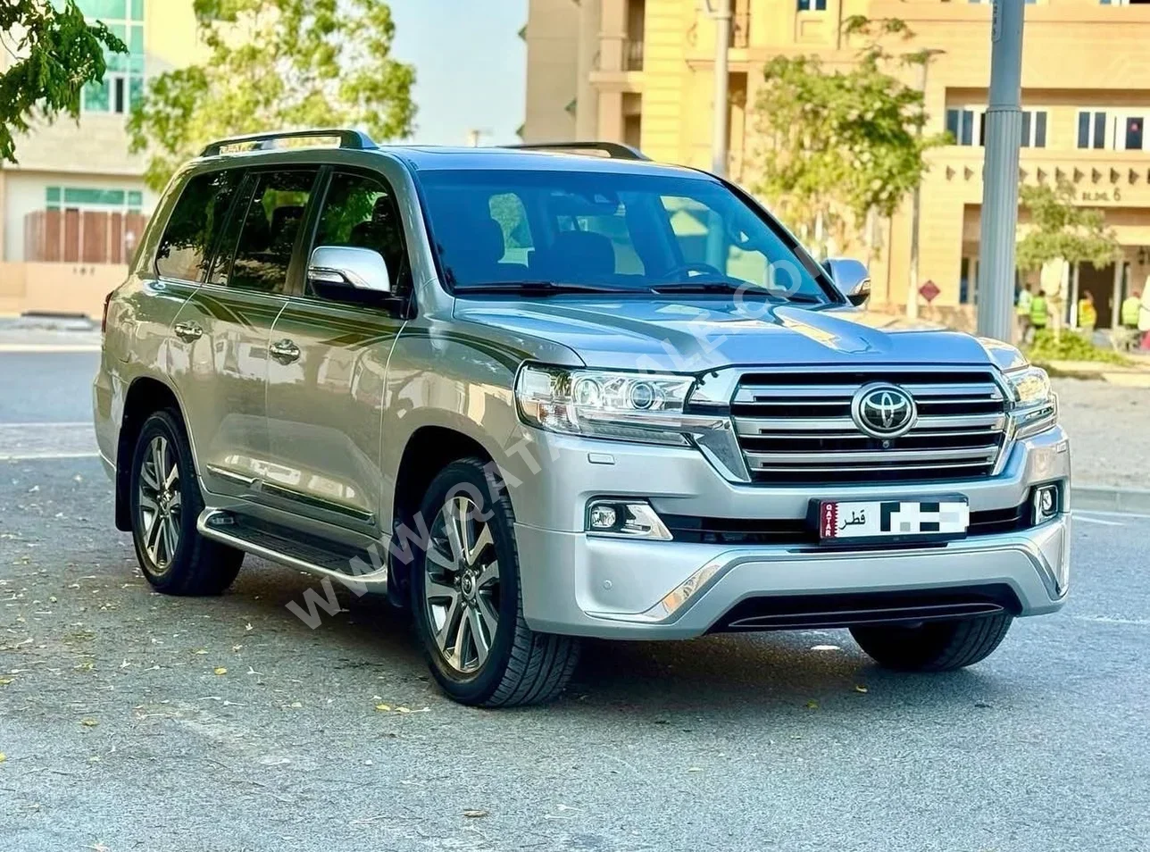 تويوتا  لاند كروزر  في اكس أس  2017  اوتوماتيك  73,000 كم  8 سلندر  دفع رباعي  اس يو في  فضي