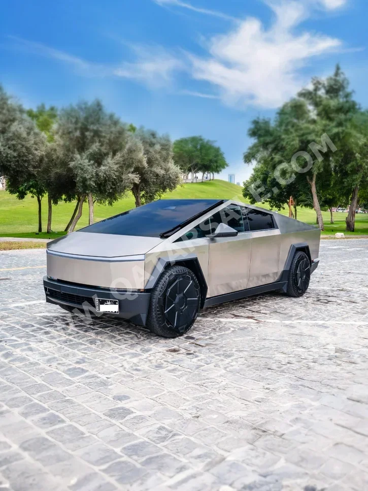 Tesla Cybertruck Foundation SUV 4x4 Gold 2024