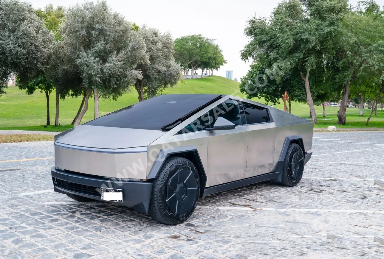 Tesla  Cybertruck Foundation  SUV 4x4  Gold  2024