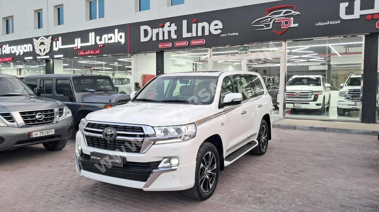 Toyota  Land Cruiser  VXR  2020  Automatic  272,000 Km  8 Cylinder  Four Wheel Drive (4WD)  SUV  White