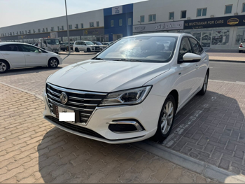 ام جي 5 2025 اوتوماتيك 15,000 كم 4 سلندر دفع خلفي سيدان أبيض تحت الضمان