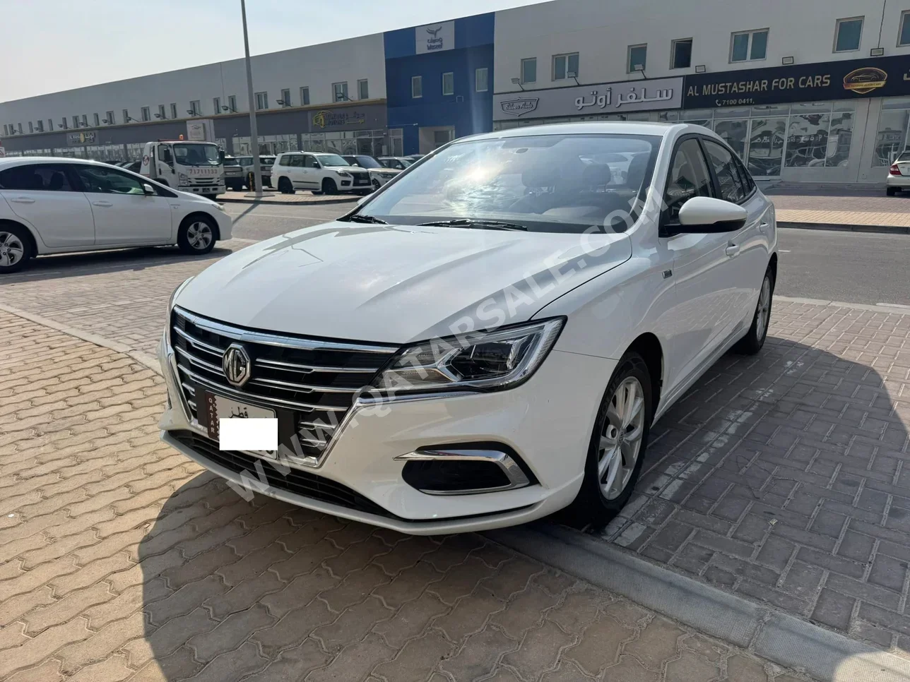 ام جي 5 2025 اوتوماتيك 15,000 كم 4 سلندر دفع خلفي سيدان أبيض تحت الضمان