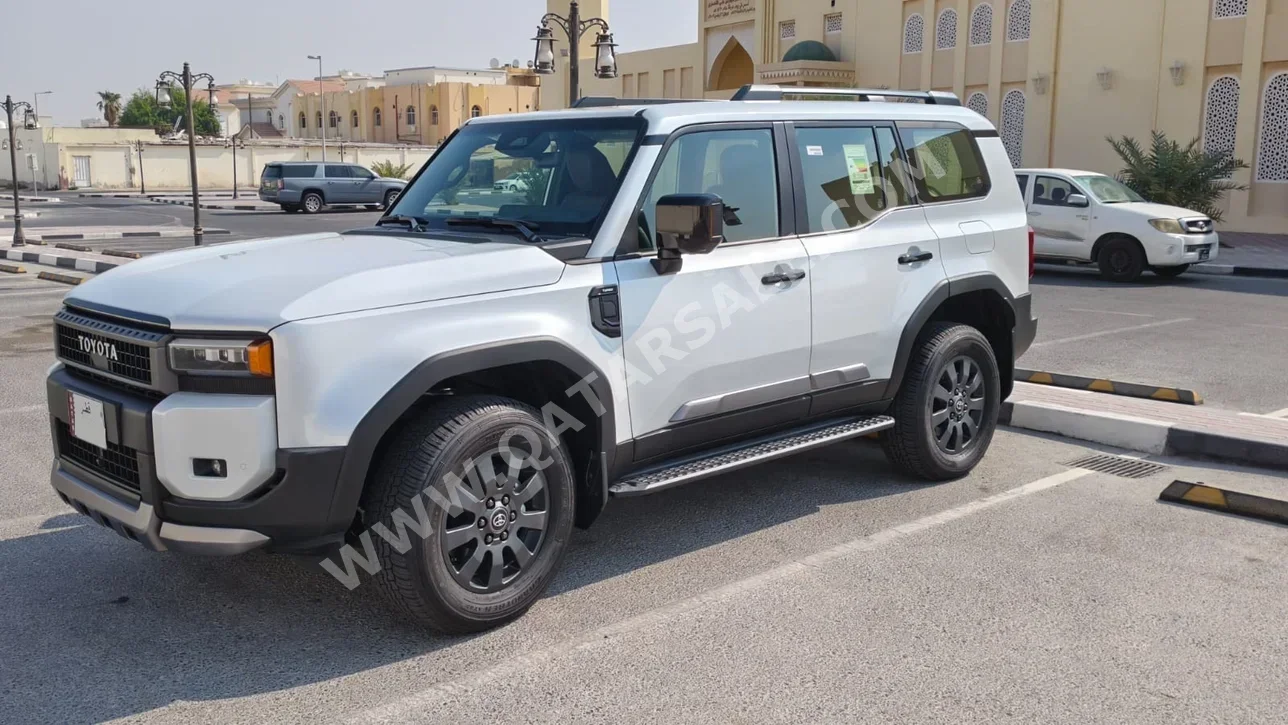 تويوتا برادو 2025 اوتوماتيك 250 كم 4 سلندر دفع رباعي اس يو في أبيض تحت الضمان