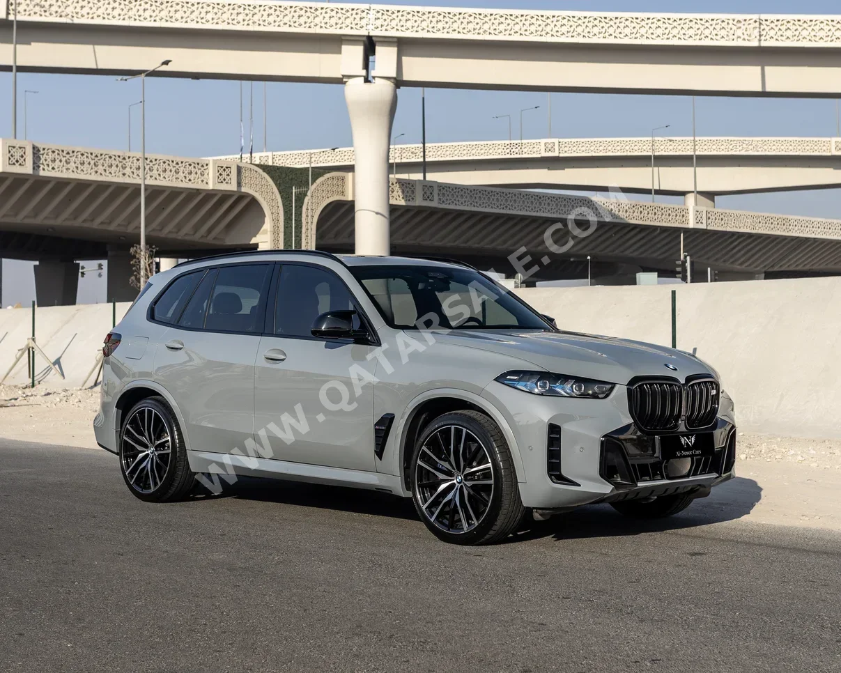 بي ام دبليو الفئة - اكس اكس 5 ام 50 اي 2024 اوتوماتيك 46,000 كم 8 سلندر دفع رباعي اس يو في رمادي ناردو تحت الضمان
