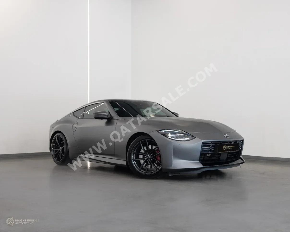 نيسان زد 2023 اوتوماتيك 13,600 كم 6 سلندر دفع خلفي كوبيه \ سبورت رمادي مطفي تحت الضمان