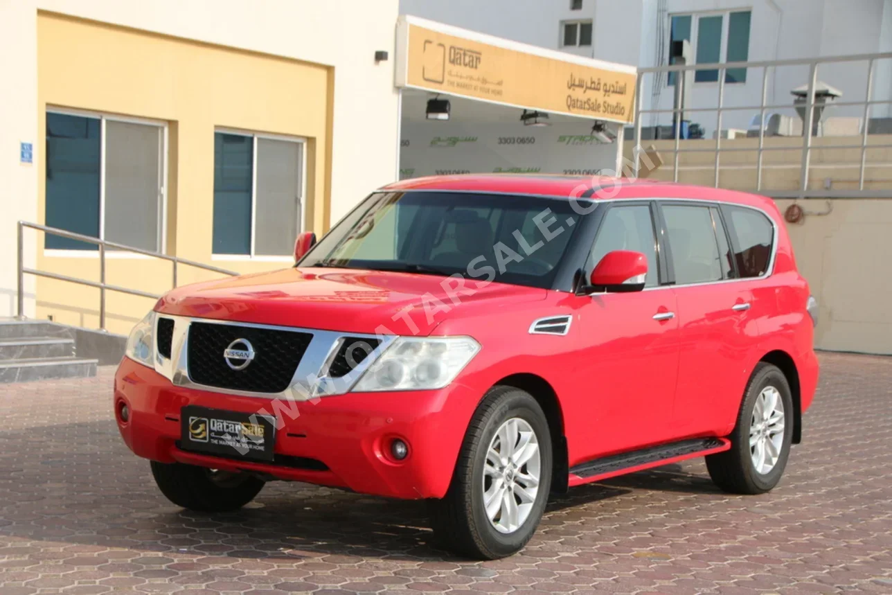 نيسان باترول ال اي 2013 اوتوماتيك 119,000 كم 8 سلندر دفع رباعي اس يو في أحمر