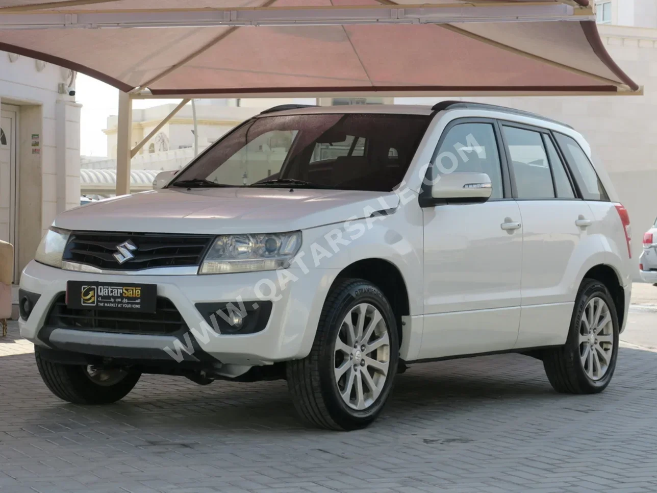 سوزوكي غراند فيتارا 2015 اوتوماتيك 108,000 كم 4 سلندر دفع رباعي اس يو في أبيض