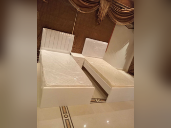 الأسّرة - لايف ستايل  - فردي  - أبيض  - متضمنة المرتبة  - مع طاولة سرير جانبية