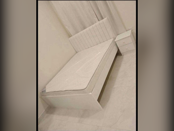 الأسّرة - لايف ستايل  - كوين  - أبيض  - متضمنة المرتبة  - مع طاولة سرير جانبية