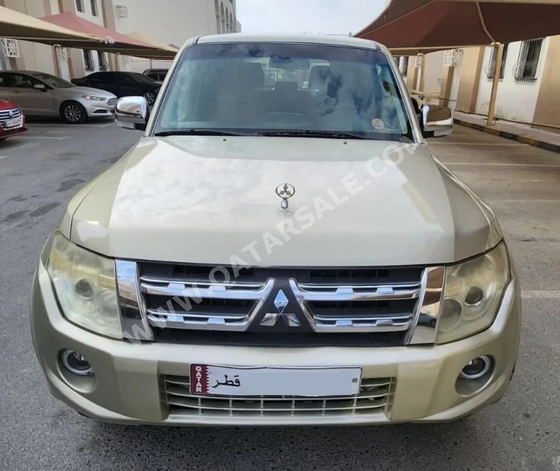 Mitsubishi  Pajero  3.5  2013  Automatic  294,000 Km  6 Cylinder  Four Wheel Drive (4WD)  Classic  Beige