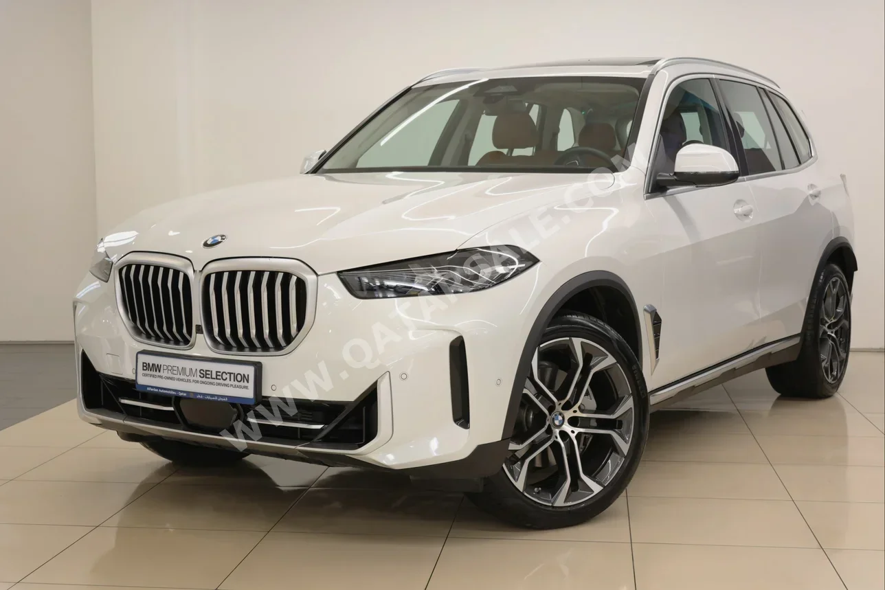 بي ام دبليو الفئة - اكس اكس 5 2025 اوتوماتيك 4,500 كم 6 سلندر دفع رباعي اس يو في أبيض تحت الضمان