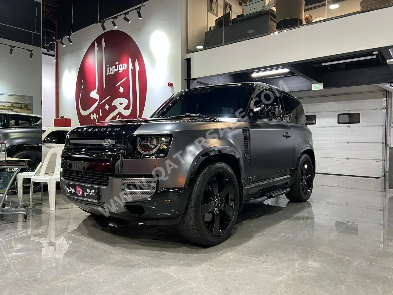 لاند روفر ديفيندر 90 2023 اوتوماتيك 40,000 كم 6 سلندر دفع رباعي اس يو في رمادي كاربيثيان تحت الضمان