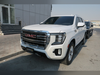 جي ام سي  يوكون  2023  اوتوماتيك  60,000 كم  8 سلندر  دفع رباعي  اس يو في  أبيض  تحت الضمان