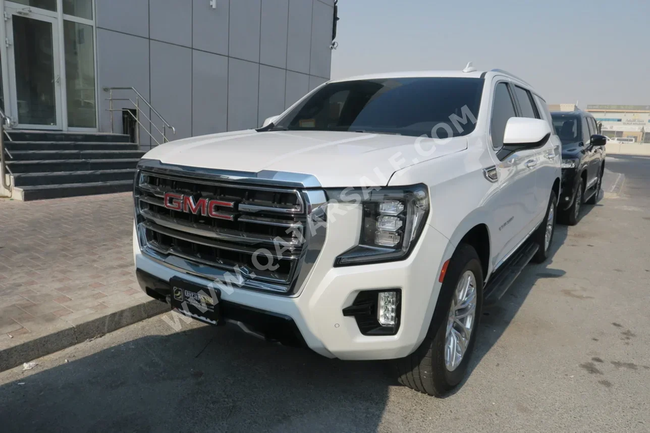 جي ام سي يوكون 2023 اوتوماتيك 60,000 كم 8 سلندر دفع رباعي اس يو في أبيض تحت الضمان