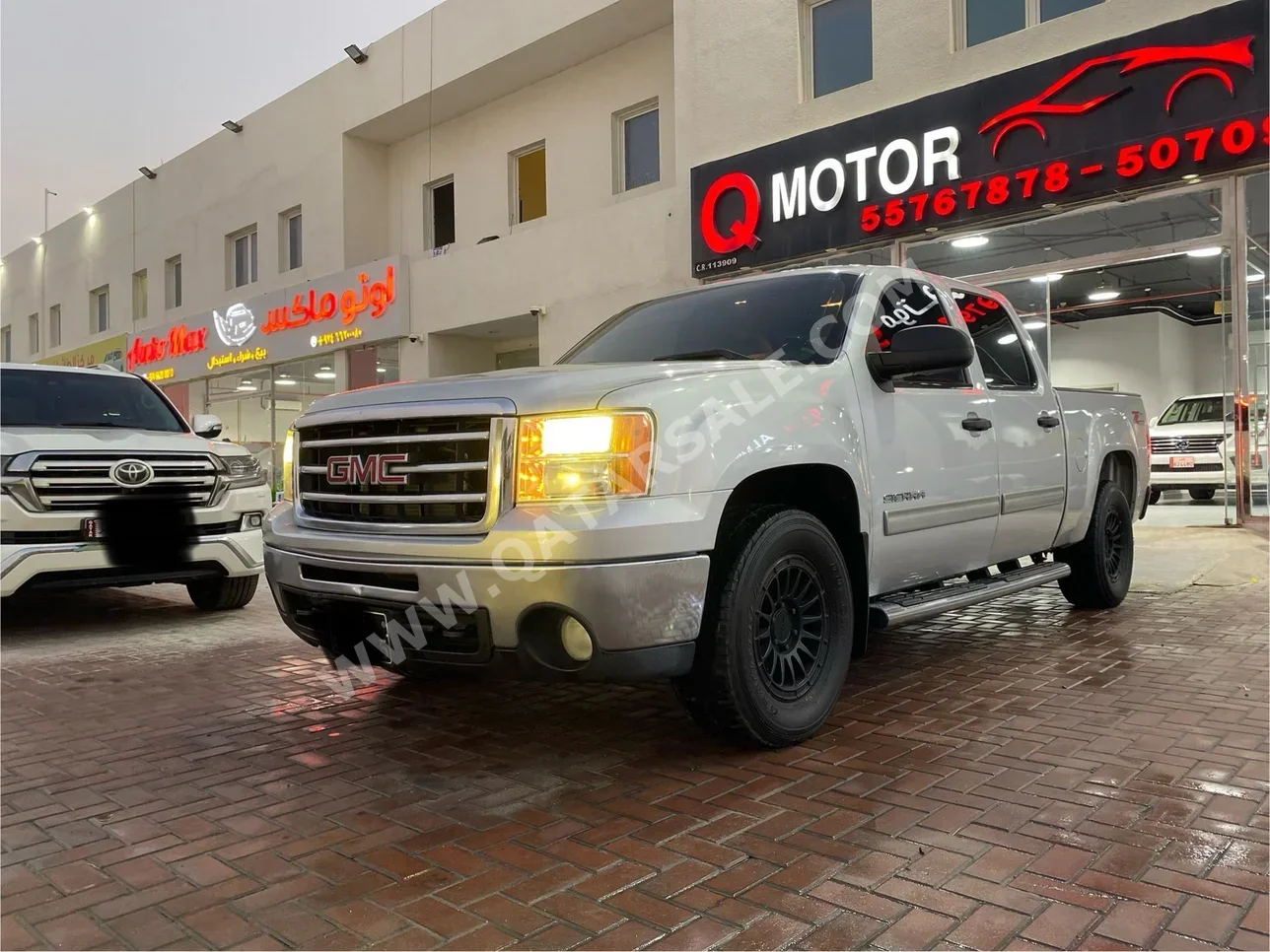 GMC  Sierra  2013  Automatic  280,000 Km  8 Cylinder  Four Wheel Drive (4WD)  Pick Up  Silver