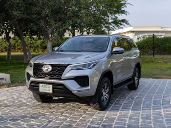 Toyota  Fortuner  2024  Automatic  27,000 Km  4 Cylinder  Four Wheel Drive (4WD)  SUV  Silver  With Warranty