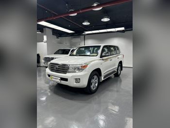 تويوتا  لاند كروزر  في اكس ار  2013  اوتوماتيك  447,000 كم  8 سلندر  دفع رباعي  اس يو في  أبيض