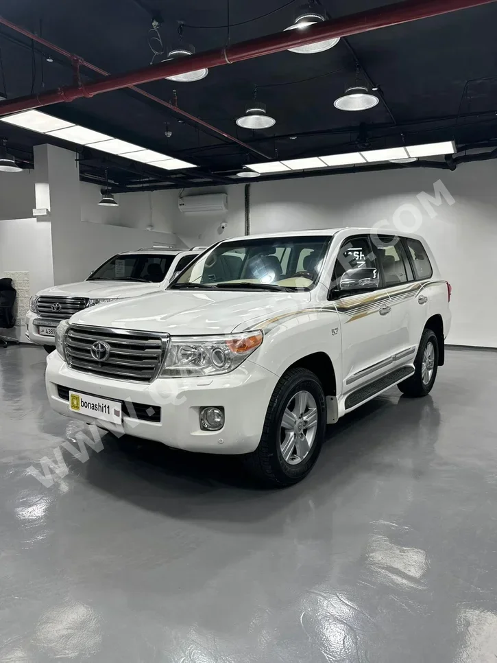 تويوتا لاند كروزر في اكس ار 2013 اوتوماتيك 447,000 كم 8 سلندر دفع رباعي اس يو في أبيض