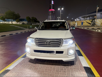 تويوتا  لاند كروزر  في اكس ار  2013  اوتوماتيك  324,000 كم  8 سلندر  دفع رباعي  اس يو في  أبيض لؤلؤي