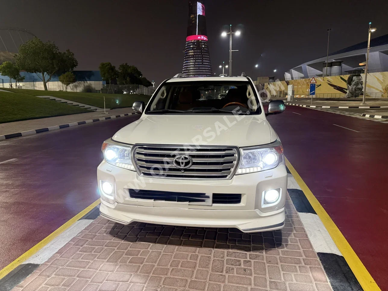 Toyota  Land Cruiser  VXR  2013  Automatic  324,000 Km  8 Cylinder  Four Wheel Drive (4WD)  SUV  Pearl