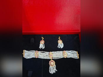 الذهب نصف طقم  البحرين  نسائي  حسب القطعة ( ديزاينرز)  18.4 غرام  طبيعة  ذهب أصفر  عيار 21