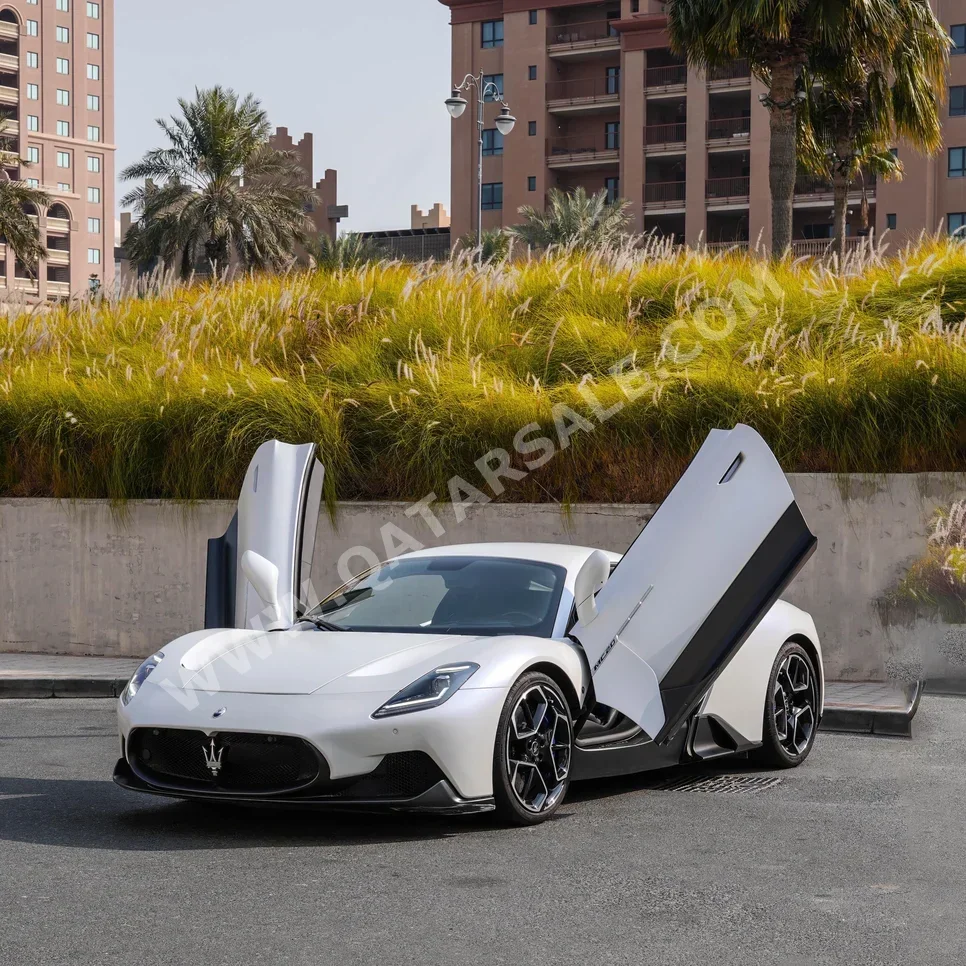 مزاراتي ام سي 20 2022 اوتوماتيك 2,600 كم 6 سلندر دفع كلي مستمر كوبيه \ سبورت أبيض تحت الضمان