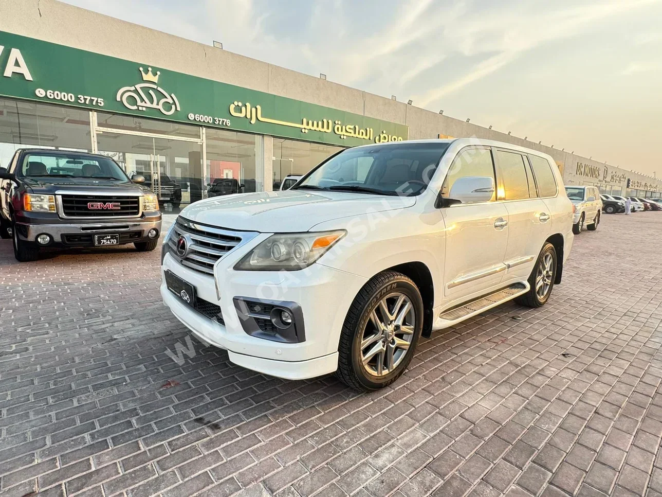 لكزس ال اكس 570 2015 اوتوماتيك 207,000 كم 8 سلندر دفع رباعي اس يو في أبيض