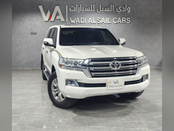 تويوتا  لاند كروزر  في اكس ار  2017  اوتوماتيك  142,000 كم  8 سلندر  دفع رباعي  اس يو في  أبيض