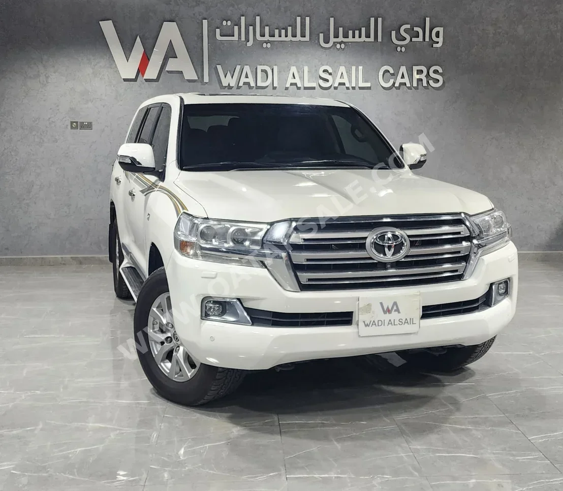 تويوتا لاند كروزر في اكس ار 2017 اوتوماتيك 142,000 كم 8 سلندر دفع رباعي اس يو في أبيض