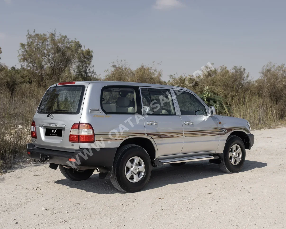 تويوتا لاند كروزر جي اكس 2006 عادي 275,000 كم 6 سلندر دفع رباعي اس يو في فضي